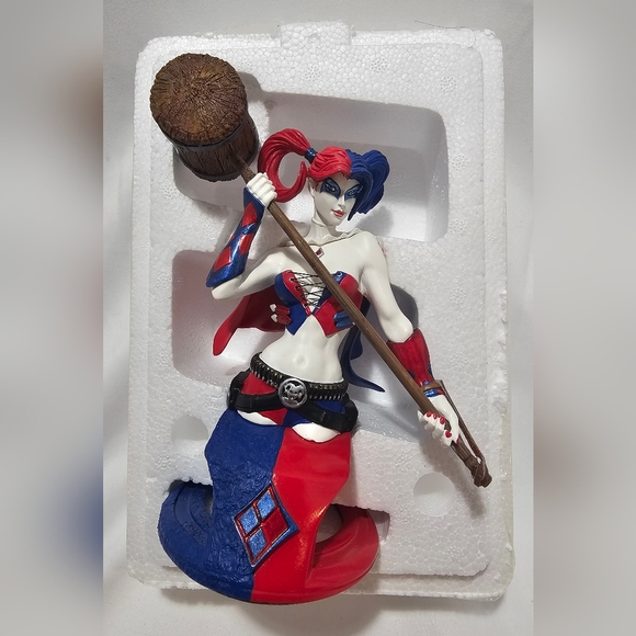 Harley Quinn Bust and Comic Bundle - Picture 4 of 10